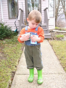 04-17-09_Checking_out_the_wormies.jpg thumbnail